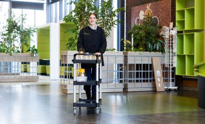 Leerling loopt met een karretje door de schoolgang tijdens een begeleid traject
