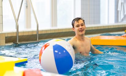 Leerling volgt bewegingsactiviteit in het zwembad als onderdeel van zorg en ontwikkeling