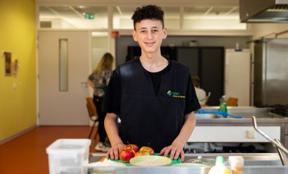 Praktijkleren in de keuken bij Talryk Leerling van Talryk bereidt eten in de schoolkeuken als onderdeel van praktijkgericht onderwijs