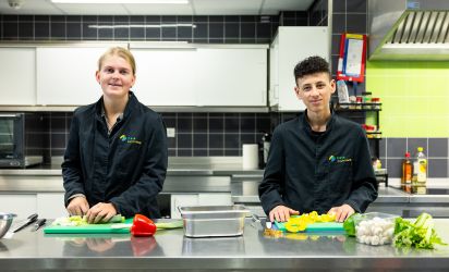 Samen leren en werken tijdens kookles Twee leerlingen van Talryk werken samen aan een kookopdracht in de praktijkkeuken