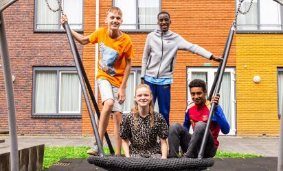 Sociale ontwikkeling en samenzijn op het schoolplein Groep leerlingen van Talryk zit samen op een speeltoestel op het schoolplein en heeft plezier