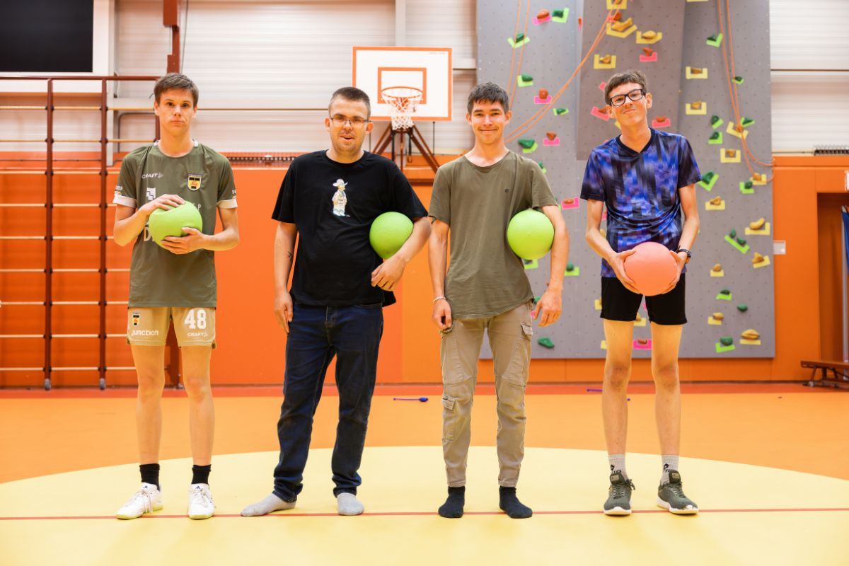 Samen actief in de gymles Leerlingen staan naast elkaar in de gymzaal tijdens een gezamenlijke sportactiviteit