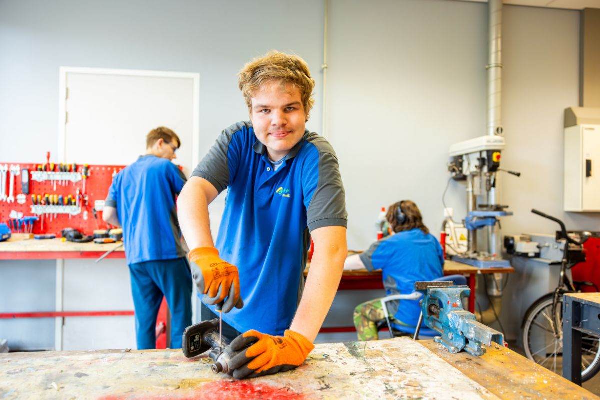 Techniekles in uitvoering Leerlingen werken geconcentreerd aan een technische praktijkopdracht in het lokaal