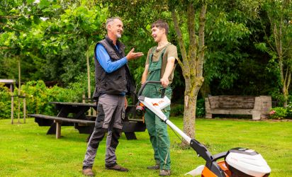 Docent praat met Talryk leerling buiten in de natuur Begeleiding en praten bij VSO Talryk